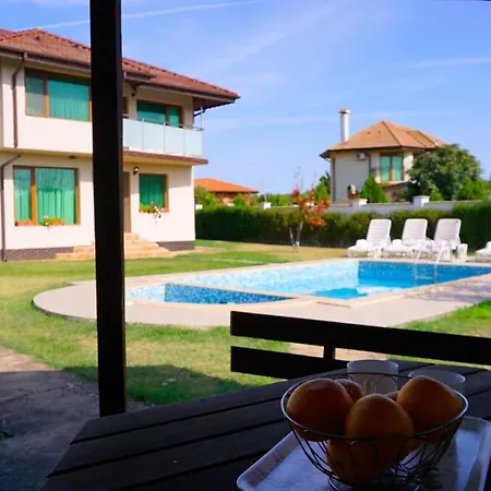 помело - Family Pomelo Villa Bulgarevo