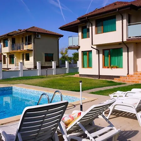 помело - Family Pomelo Villa Bulgarevo